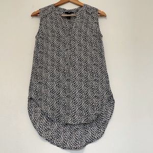 Size:2 blue/ white dot v-neck no sleeve blouse